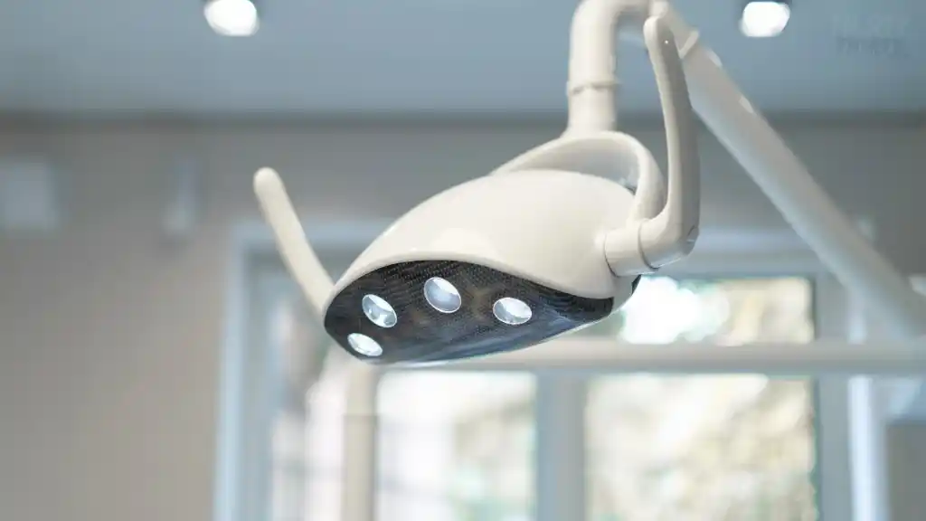 الأجزاء التي تدير العيادة: داخل كرسي الأسنان توجد أدوات التحكم الحقيقي 8 اضاءة كرسي الأسنان